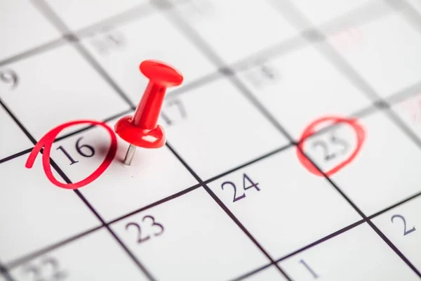 Pin bordir pada kalender pada tanggal 16 — Stok Foto
