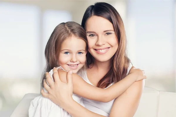 Madre e figlia abbraccio — Foto Stock