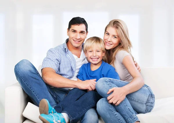 Familia feliz con hijo — Foto de Stock