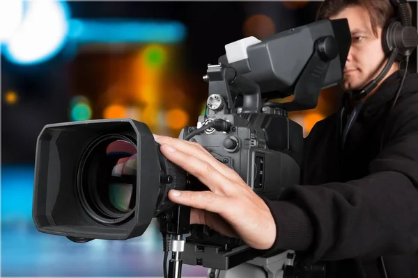 男保持している大きなビデオ カメラ — ストック写真