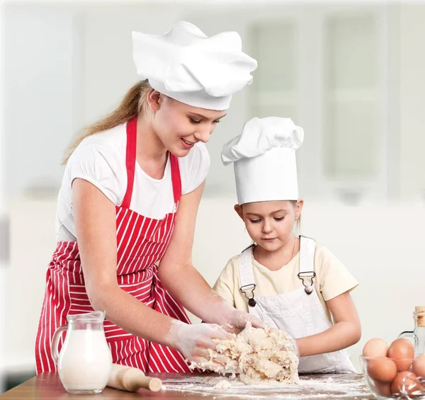 Menina e sua mãe cozinhando juntos — Fotografia de Stock