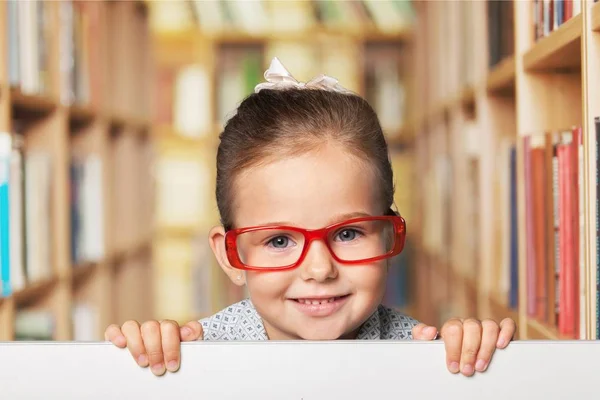 Kleines lächelndes Mädchen mit weißem Rohling — Stockfoto