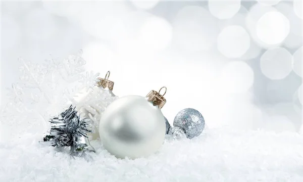 Julgranskulor i snöflingor — Stockfoto