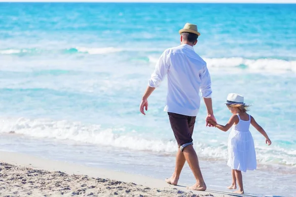 Ο πατέρας και η μικρή κόρη του στην παραλία — Φωτογραφία Αρχείου