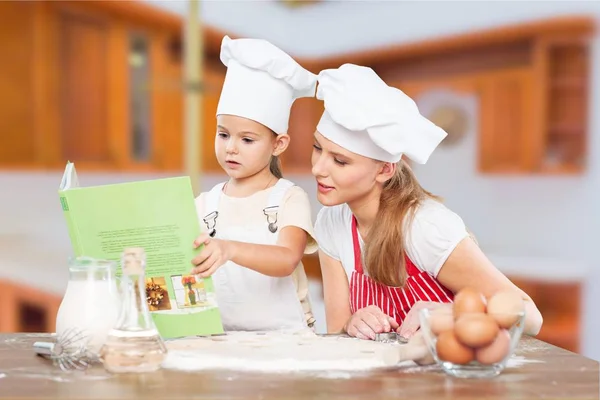 Mädchen und ihre Mutter backen zusammen — Stockfoto