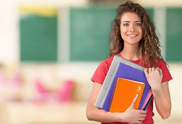 Meisje bedrijf kleurrijke studentennotebooks — Stockfoto