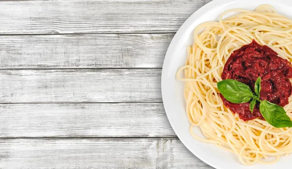 Тарілка зі смачною італійською пастою — стокове фото