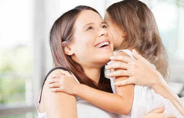 Moeder en dochter knuffelen — Stockfoto