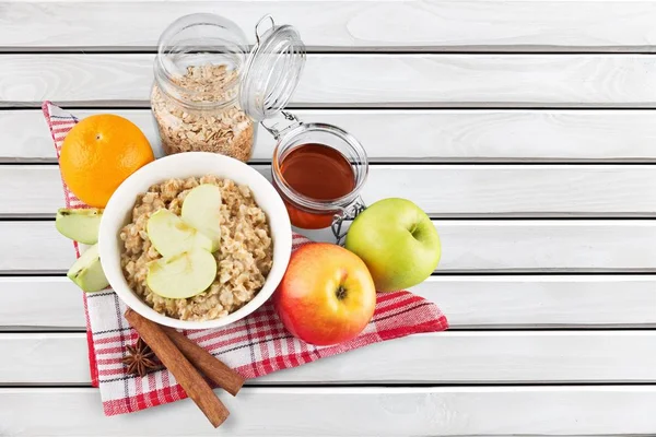 Cornflakes mit Apfel in Schüssel — Stockfoto