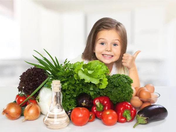 Meisje met gekleurde groenten — Stockfoto