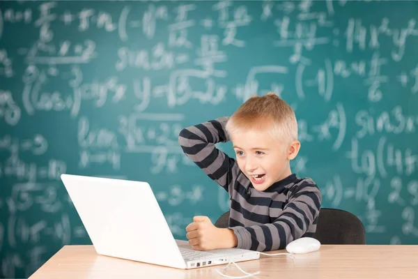 Jovem feliz trabalha em seu laptop — Fotografia de Stock