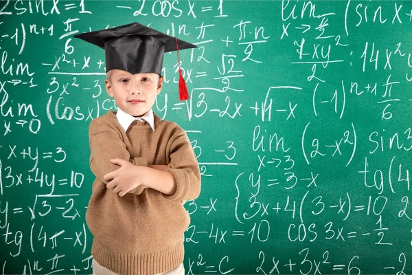 Petit garçon en chapeau de graduation — Photo