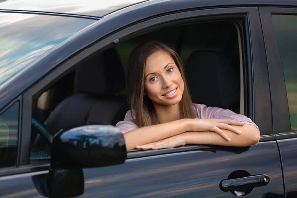 Joven feliz mujer en coche — Foto de Stock