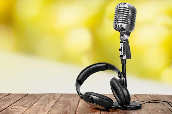 Mikrofon och hörlurar i retrostil — Stockfoto