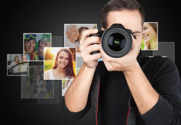 Fotógrafo mirando a través de la cámara — Foto de Stock