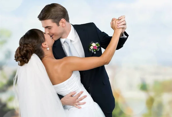 Bride and groom dancing — Stock Photo, Image