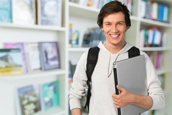 Молодой человек держит ноутбук — стоковое фото