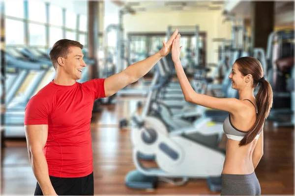 Sporty couple in gym — Stock Photo, Image