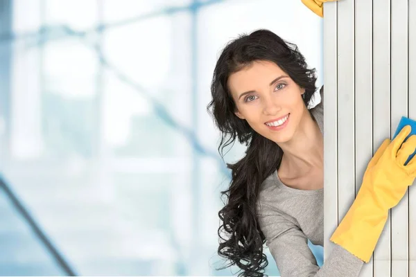 Mujer de limpieza mostrando tablero — Foto de Stock