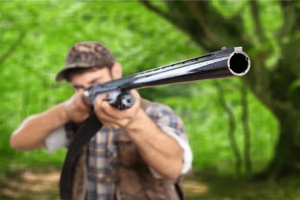 Caçador com arma na floresta — Fotografia de Stock