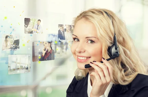 Jovem feminino call center empregado — Fotografia de Stock