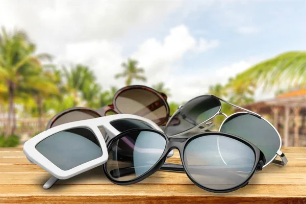 Gafas de sol sobre fondo de playa —  Fotos de Stock