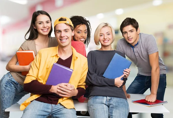 Unga studenter som studerar — Stockfoto