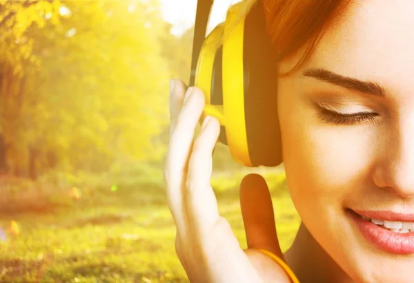 Jovem mulher ouvindo música — Fotografia de Stock