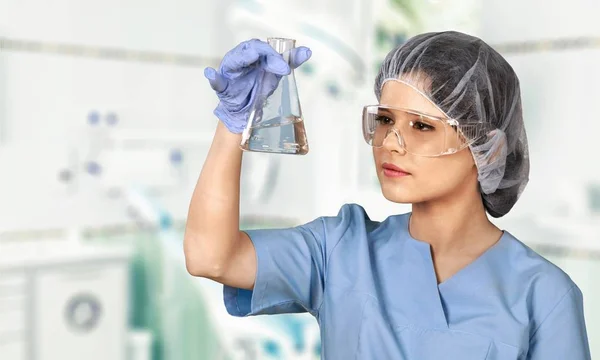 Vrouwelijke wetenschapper werken met de Microscoop — Stockfoto