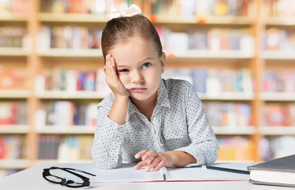 Müde schöne kleine Mädchen — Stockfoto