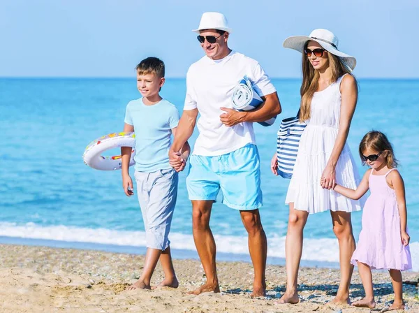 Família feliz em férias — Fotografia de Stock