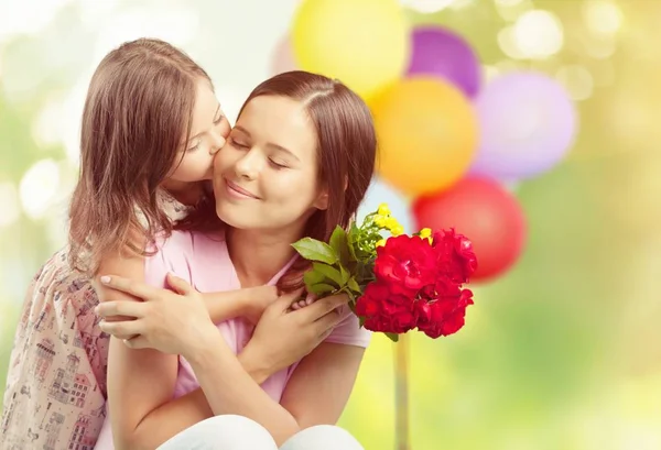 Mãe e filha com flores — Fotografia de Stock