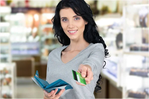 Young woman with credit card — Stock Photo, Image