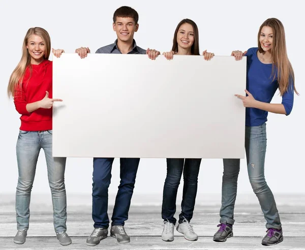白紙の横断幕を保持している十代の若者たち — ストック写真