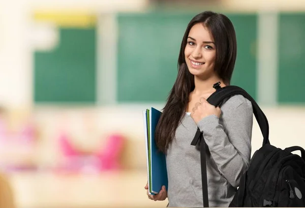 学校で本を持つ女性 — ストック写真