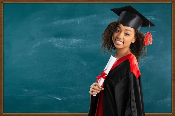 Estudante do sexo feminino com tampa de graduação e diploma — Fotografia de Stock