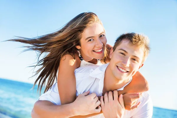 Pareja feliz al aire libre — Foto de Stock