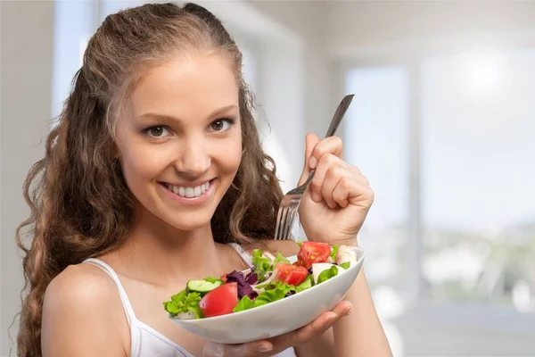 Mujer joven con ensalada — Foto de Stock