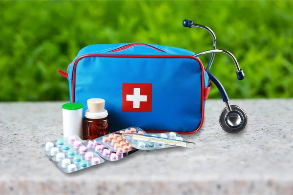 Eerste hulp kit met medische benodigdheden — Stockfoto