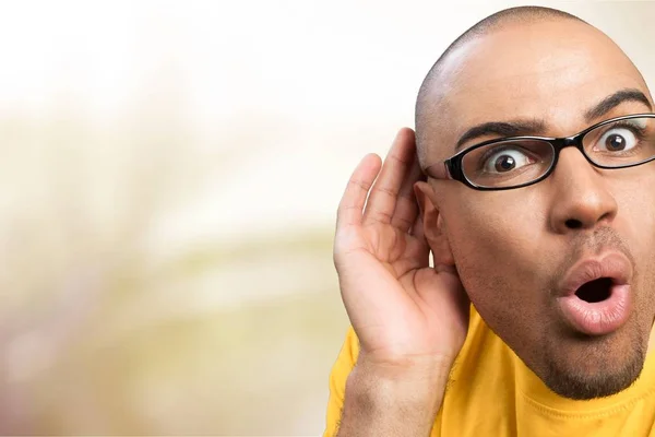 Homme écoutant avec la main sur l'oreille — Photo