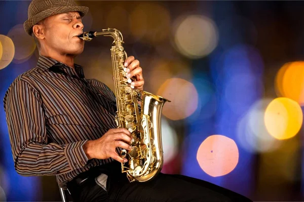 Hombre tocando en saxofón — Foto de Stock