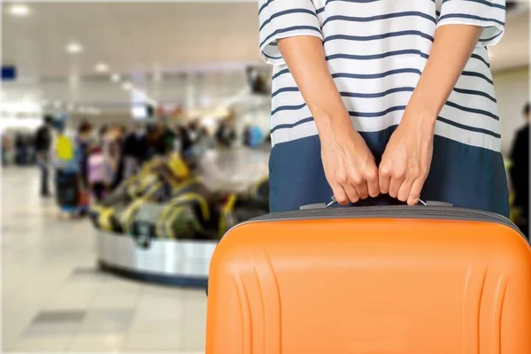 Junge Frau mit Reisetasche — Stockfoto