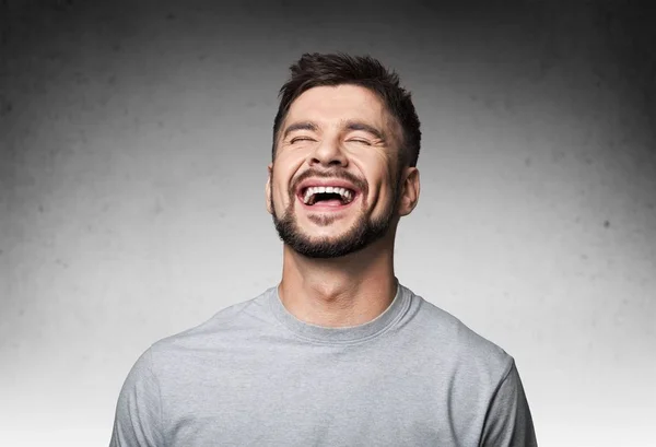 Smějící se mladý muž — Stock fotografie