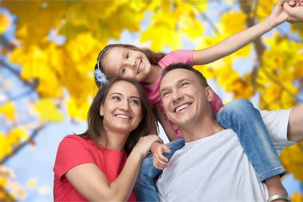 Gelukkig lachende gezin met dochter — Stockfoto