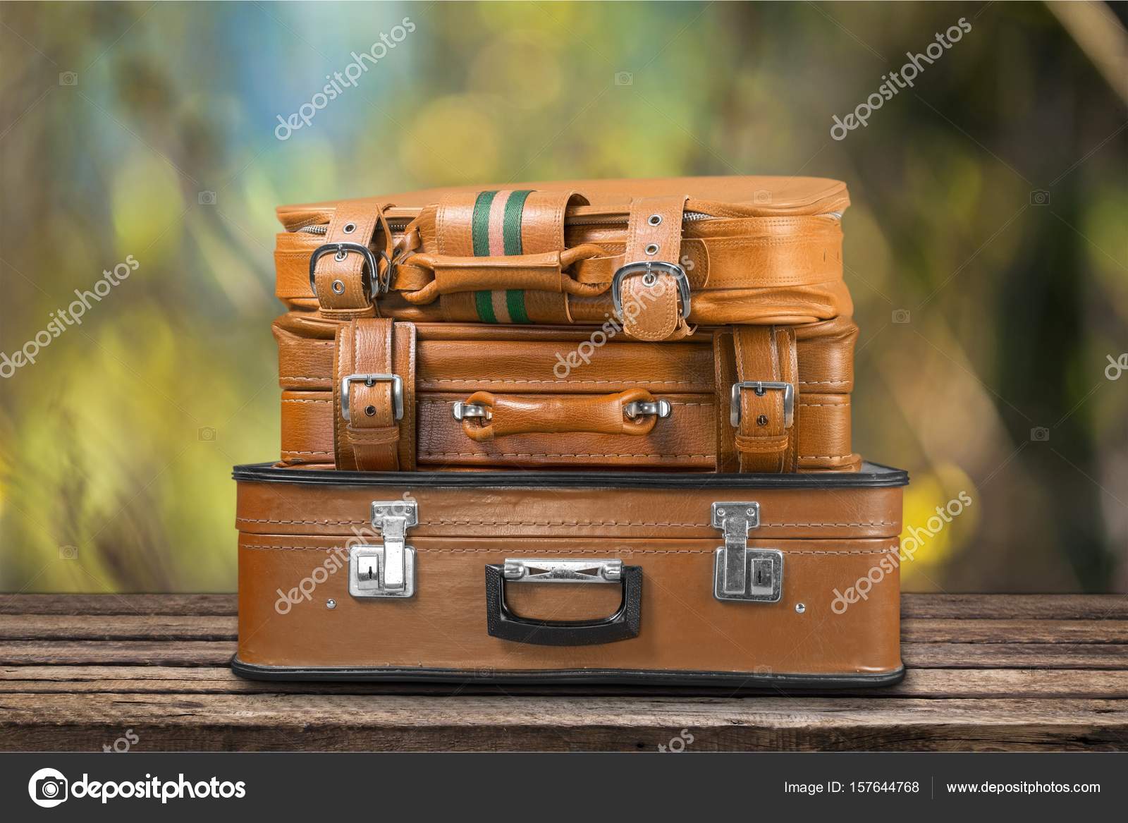 alliance stille Bliv ophidset Stak af gamle kufferter — Stock-billede