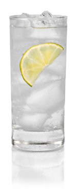 Buzlu ve limonlu kokteyl.