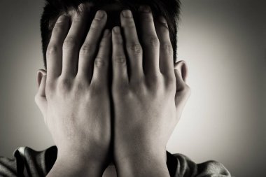 elleri ile yüzünü gizleme çocuk çocuk 