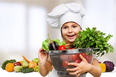 küçük kız sağlıklı gıda hazırlama