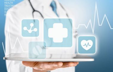 tablet pc ile çalışan doktor