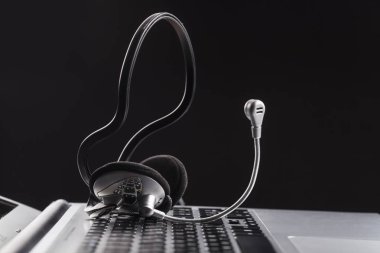 bir dizüstü bilgisayarda kulaklık